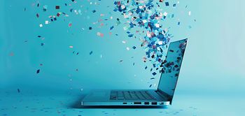 Laptop mit Konfetti mit blauem Hintergrund