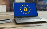 Laptop mit Sicherheitsschloss und EU-Zeichen - Datenschutz