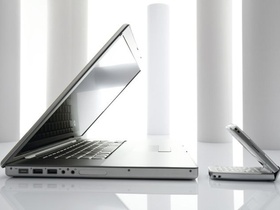 Laptop und Handy, halb aufgeklappt