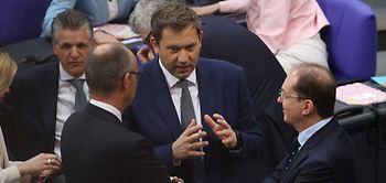 Lars Klingbeil (mitte) Bundesfinanzminister Bundestag 