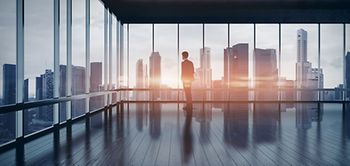 Leeres Büro mit Blick auf Skyline