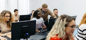 Lehrer erklärt Schüler Computer