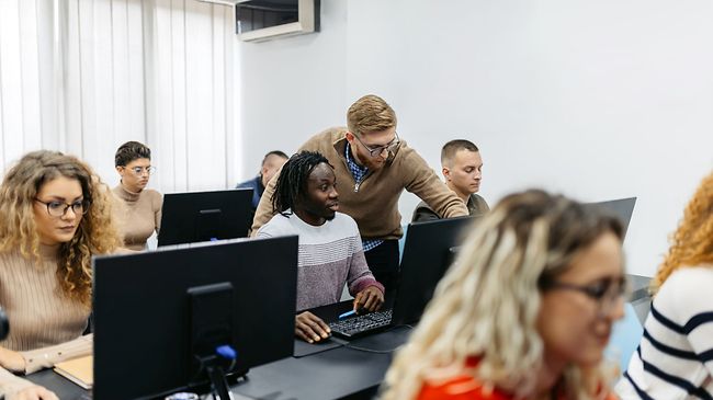 Lehrer erklärt Schüler Computer