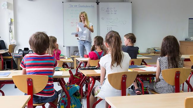 Lehrerin mit Klasse in der Schule