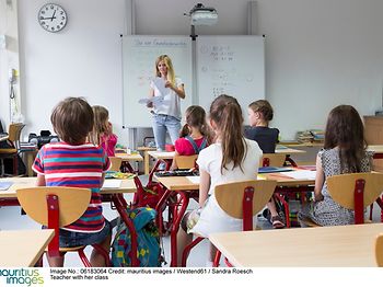 Lehrerin mit Klasse in der Schule
