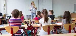 Lehrerin mit Klasse in der Schule