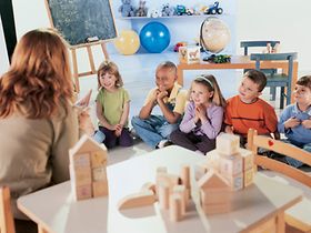 Lehrerin und Schulklasse am Tisch