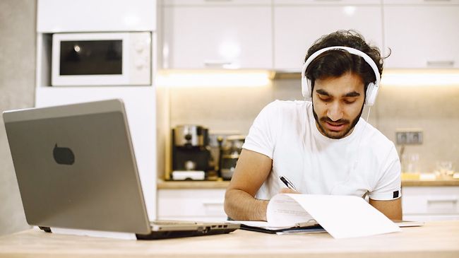 Lernender Mann vor Laptop