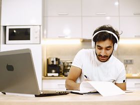 Lernender Mann vor Laptop