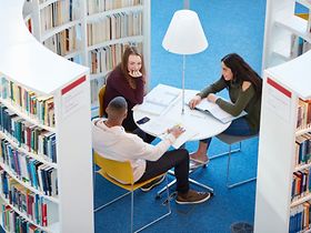 Lerngruppe in Bibliothek