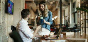 Liebe am Arbeitsplatz: Was kann der Arbeitgeber regeln?