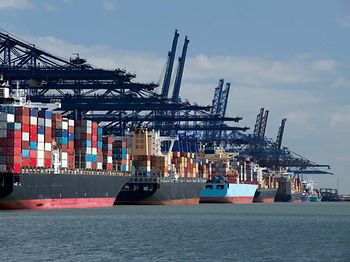 Lieferkette_Containerschiffe am Hafen