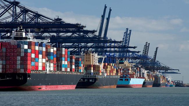 Lieferkette_Containerschiffe am Hafen