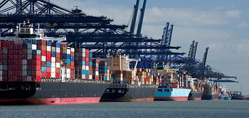Lieferkette_Containerschiffe am Hafen