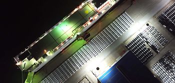 Lieferkette_Güterhafen bei Nacht aus der Luft