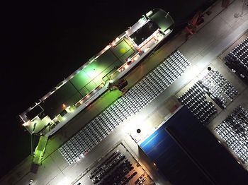 Lieferkette_Güterhafen bei Nacht aus der Luft