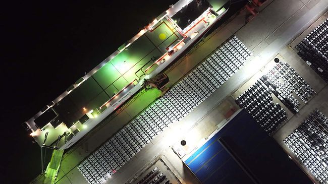 Lieferkette_Güterhafen bei Nacht aus der Luft