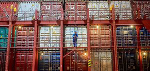 Lieferkette_hoch gestapelte Container