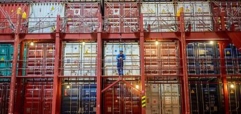 Lieferkette_hoch gestapelte Container