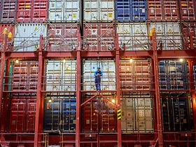 Lieferkette_hoch gestapelte Container