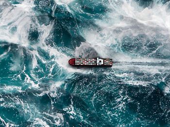 Lieferkettenrisiken_Schiff im Sturm