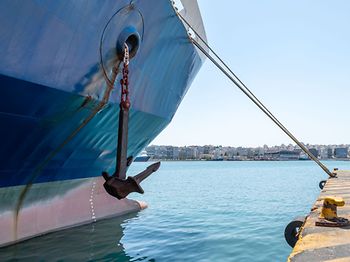 Lieferkette_Schiff im Hafen mit Anker