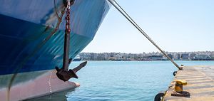 Lieferkette_Schiff im Hafen mit Anker