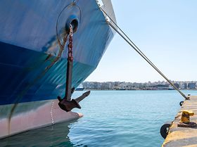 Lieferkette_Schiff im Hafen mit Anker