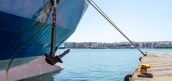 Lieferkette_Schiff im Hafen mit Anker