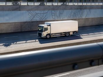 Lkw auf mehrspuriger Schnellstraße