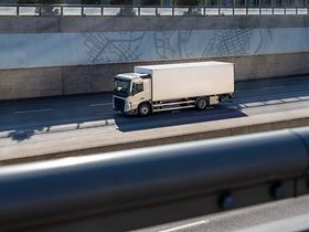 Lkw auf mehrspuriger Schnellstraße