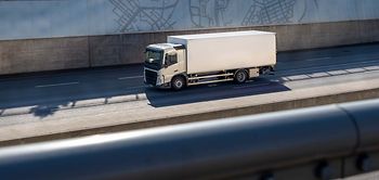 Lkw auf mehrspuriger Schnellstraße