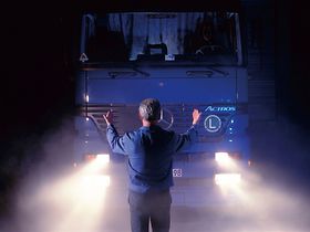 LKW wird eingewiesen, nachts