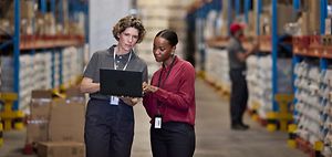 Logistik_Frauen mit Laptop in Lagerhalle