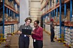 Logistik_Frauen mit Laptop in Lagerhalle