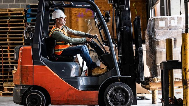 Logistik_Gabelstapler verlässt halle