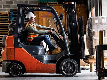 Logistik_Gabelstapler verlässt halle