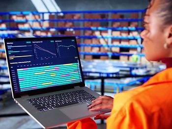 Logistik_Produktion_Frau mit Laptop in Lagerhalle