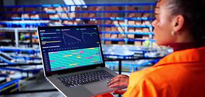 Logistik_Produktion_Frau mit Laptop in Lagerhalle