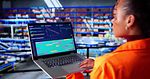 Logistik_Produktion_Frau mit Laptop in Lagerhalle