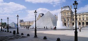 Louvre mit Glaspyramide, Paris, Frankreich