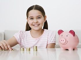 Mädchen mit Sparschwein