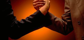 Männer beim Armdrücken