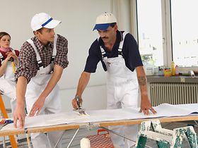 Männer beim Tapezieren