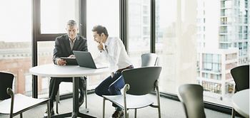 Männer Büro Projektentwicklung Meeting
