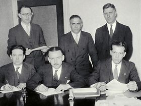 Männer Gruppenfoto alt schwarz-weiß mit Papier-Dokumente