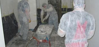 Männer in Schutzanzügen auf Baustelle