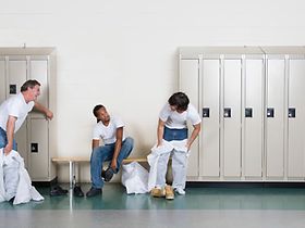 Männer in weißen Overals in der Umkleidekabine