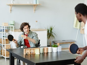 Männer jung Rollstuhl Handicap Tischtennis Wohnung