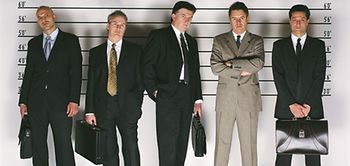 Männer mit Aktentasche bei Gegenüberstellung